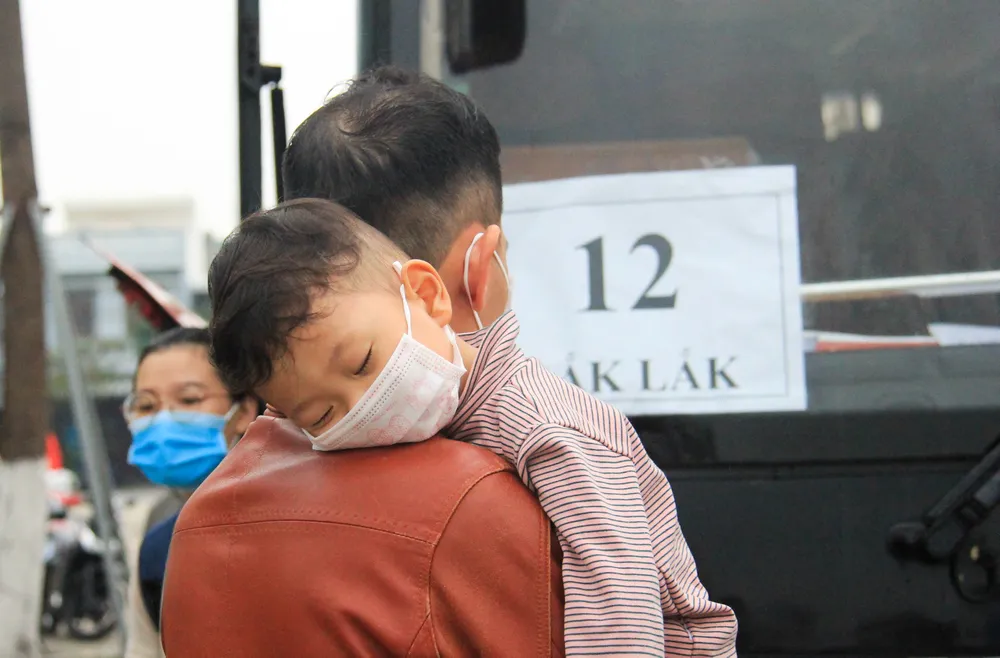 Đà Nẵng hỗ trợ xe đưa 3.000 lao động về quê đón tết ảnh 9