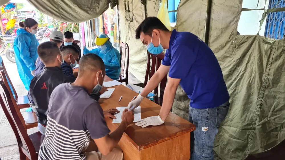 Đà Nẵng: Lập chốt chặn phòng dịch, người dân an tâm đón tết ảnh 3