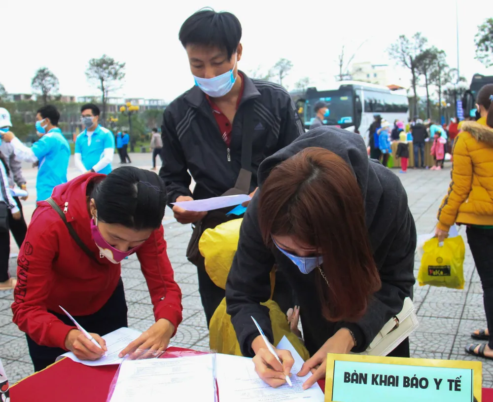 Đà Nẵng hỗ trợ xe đưa 3.000 lao động về quê đón tết ảnh 2