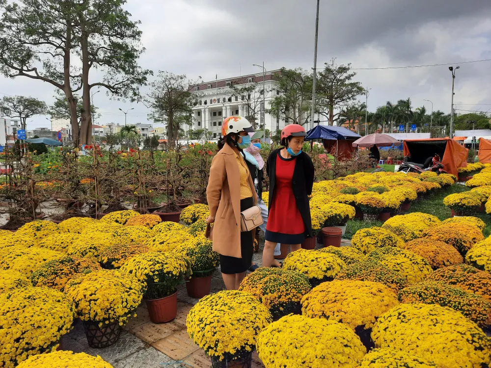 Tiểu thương chợ hoa tết ở Đà Nẵng “nhớ” người mua ảnh 2