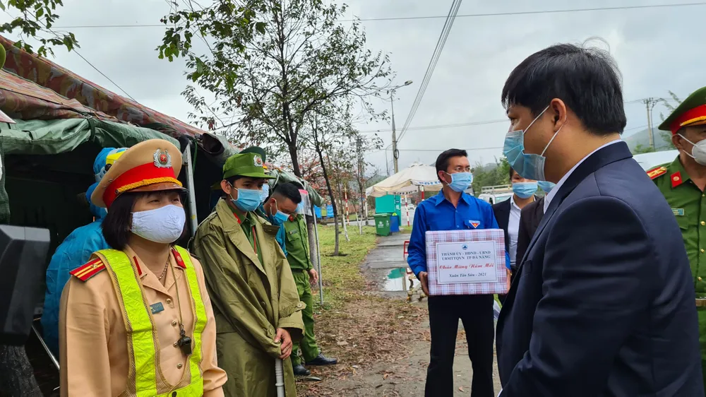 Lãnh đạo Đà Nẵng thăm, chúc tết các chốt kiểm soát dịch Covid-19  ảnh 3