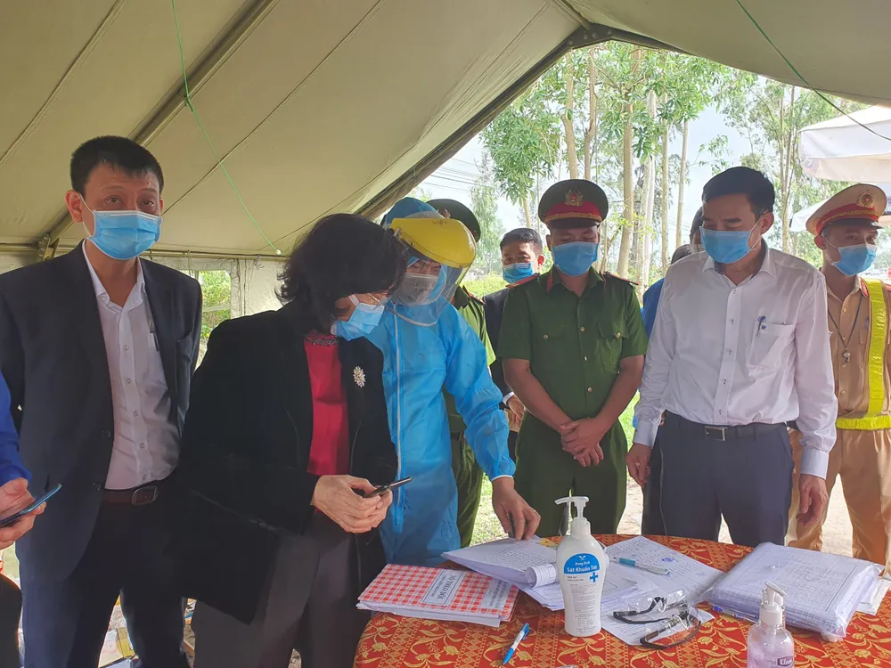 Lãnh đạo Đà Nẵng thăm, chúc tết các chốt kiểm soát dịch Covid-19  ảnh 5