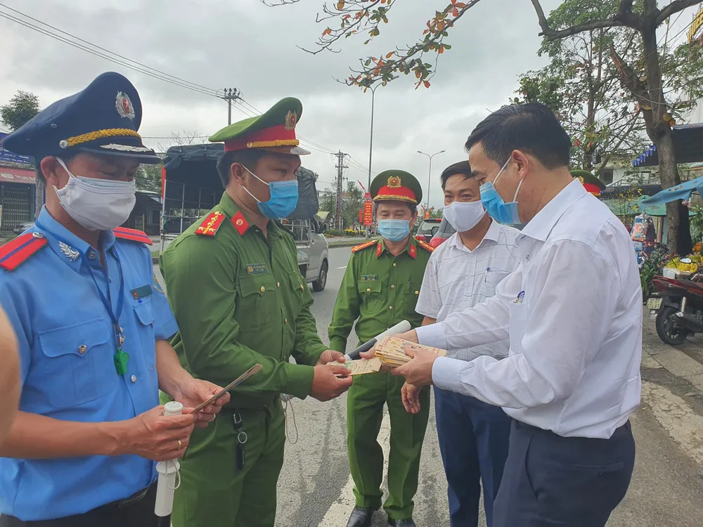 Lãnh đạo Đà Nẵng thăm, chúc tết các chốt kiểm soát dịch Covid-19  ảnh 6