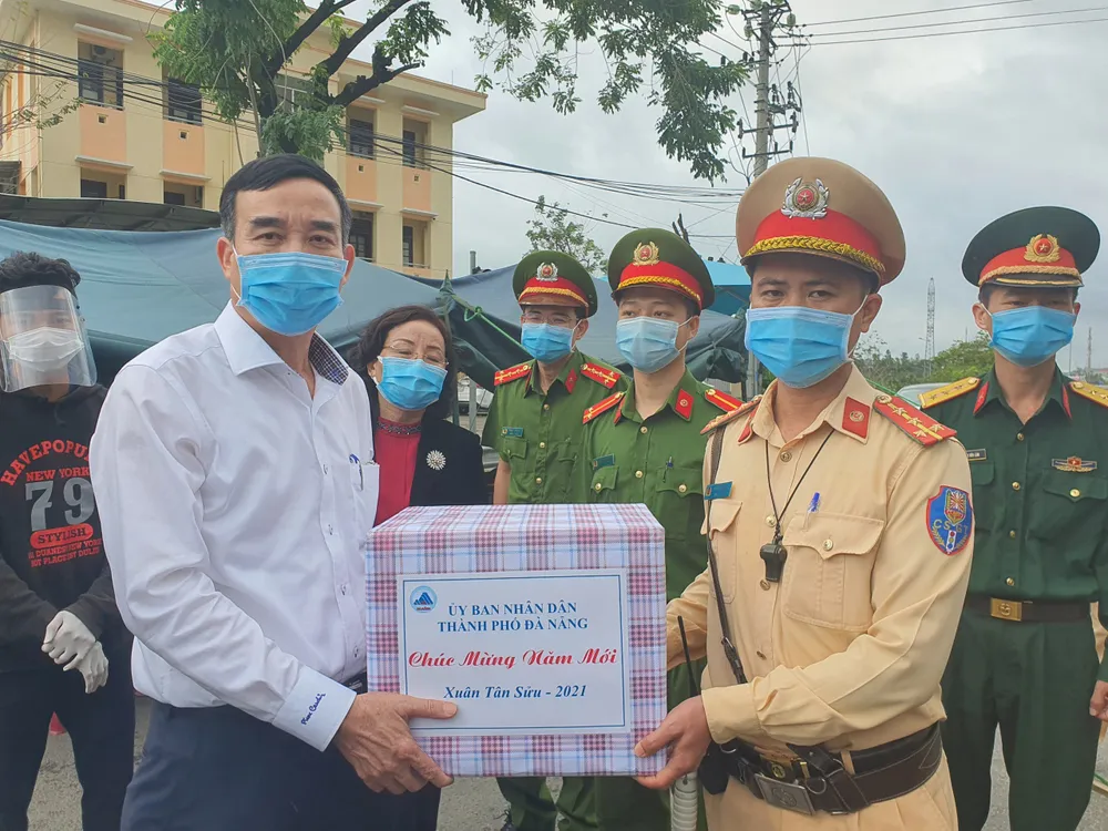 Lãnh đạo Đà Nẵng thăm, chúc tết các chốt kiểm soát dịch Covid-19  ảnh 7