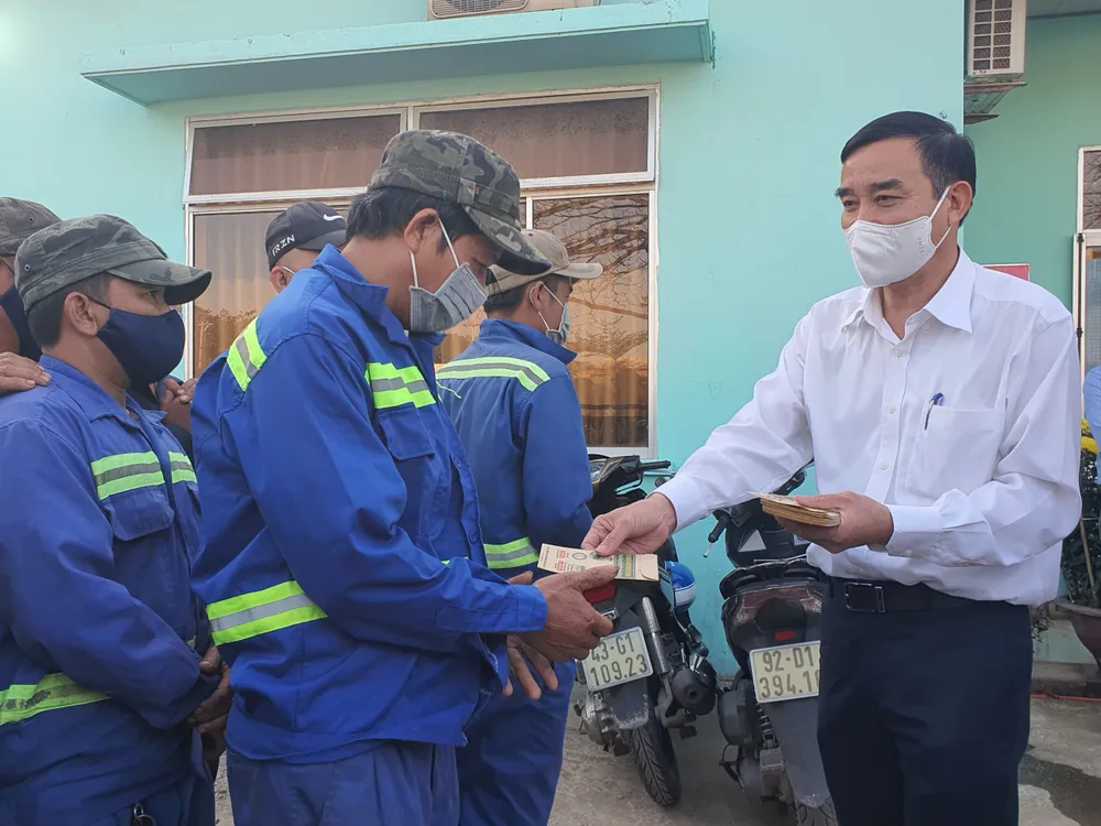 Lãnh đạo TP Đà Nẵng thăm và chúc tết các đơn vị trong đêm giao thừa ảnh 5