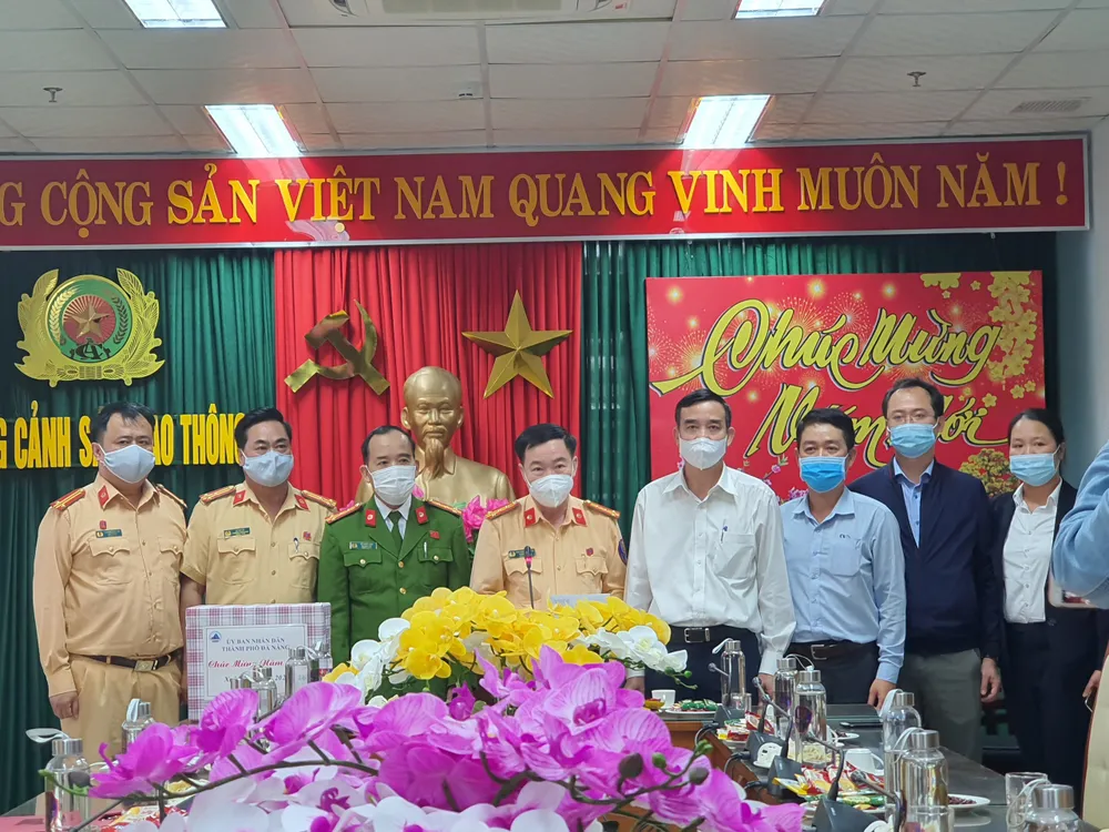 Lãnh đạo TP Đà Nẵng thăm và chúc tết các đơn vị trong đêm giao thừa ảnh 8