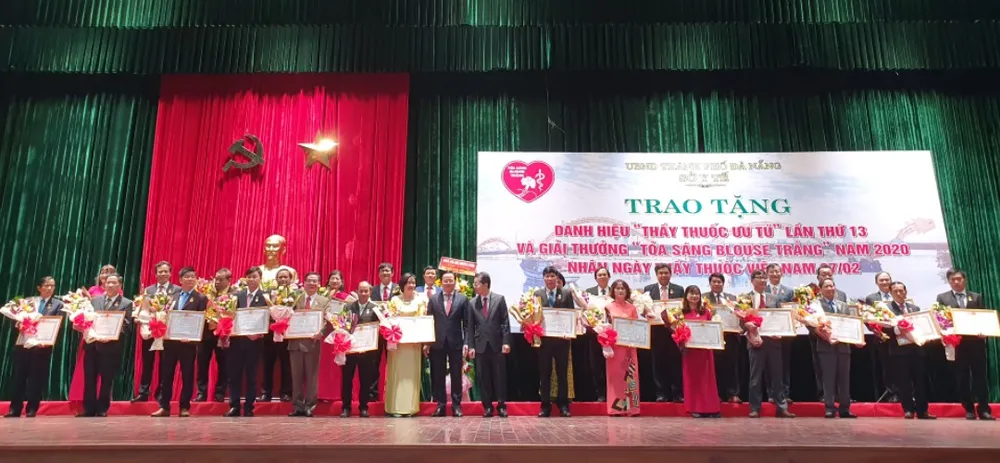 20 y, bác sĩ tiêu biểu nhận giải thưởng “Toả sáng Blouse trắng” ảnh 3