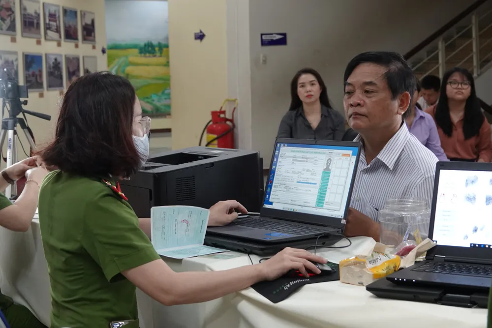 Đà Nẵng cấp căn cước công dân lưu động “chạy đua” xây dựng dữ liệu dân cư ảnh 1
