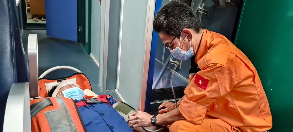 Cứu sống thuyền viên bị tai nạn lao động trên biển ảnh 1