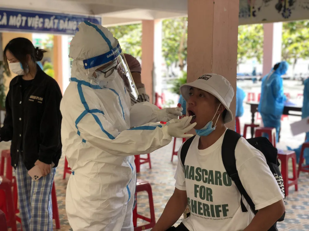 500 nhân viên làm việc tại các vũ trường, karaoke, spa, masage ở Đà Nẵng được xét nghiệm Covid-19 ảnh 4