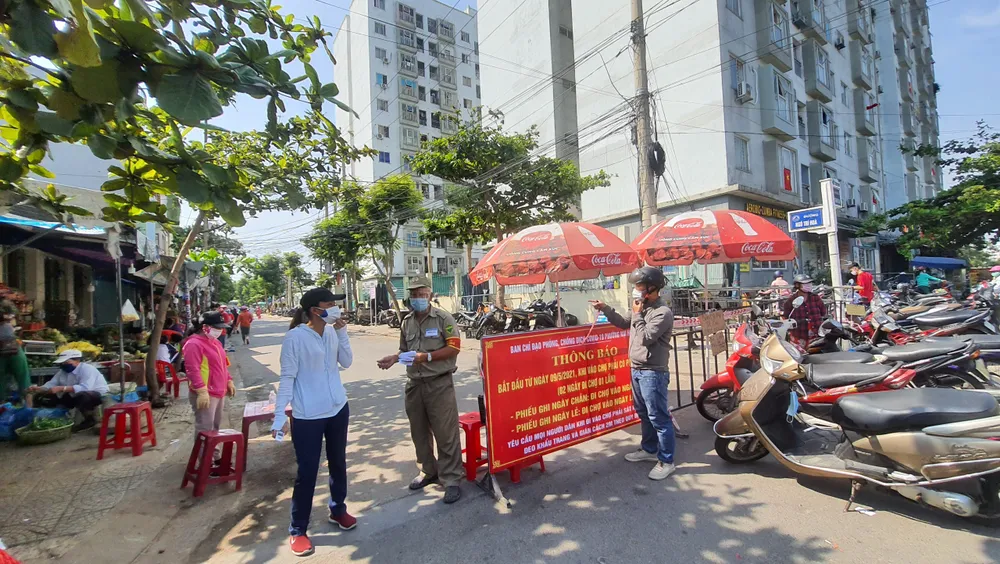 Đà Nẵng: Ngày đầu người dân đi chợ bằng thẻ để phòng chống dịch Covid-19 ảnh 8