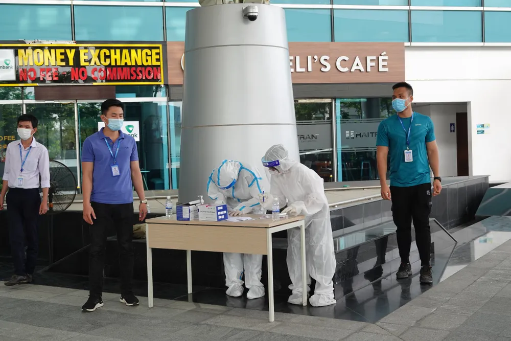 Xét nghiệm hơn 2.000 người tại Cảng Hàng không quốc tế Đà Nẵng ảnh 2