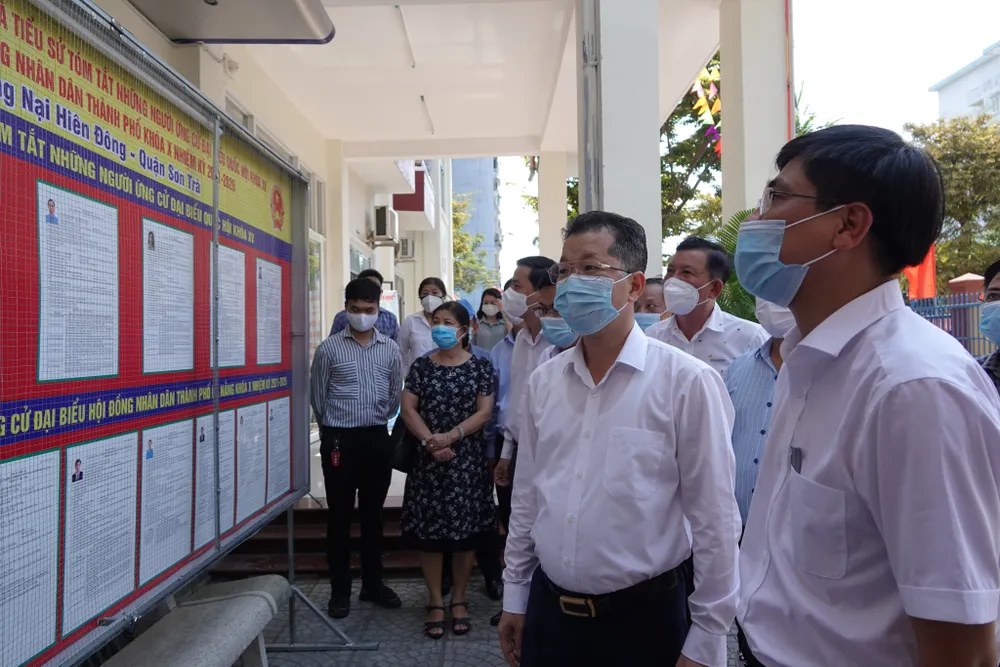 Ông Nguyễn Văn Quảng, Bí thư Thành ủy TP Đà Nẵng kiểm tra danh sách niêm yết đại biểu HĐND TP Đà Nẵng nhiệm kỳ 2021-2026 tại phường Nại Hiên Đông