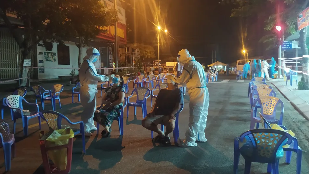 Các lực lượng y tế xét nghiệm trong đêm 11-5