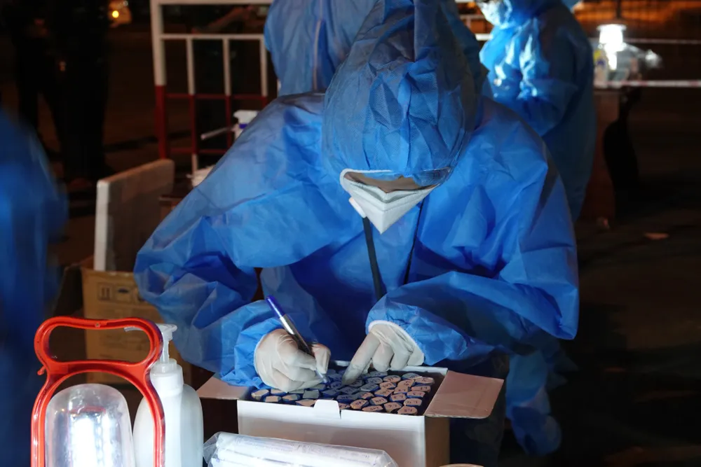 Xuyên đêm lấy mẫu xét nghiệm tại cảng cá lớn nhất miền Trung ảnh 5