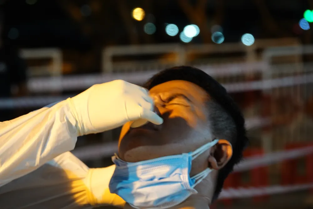 Xuyên đêm lấy mẫu xét nghiệm tại cảng cá lớn nhất miền Trung ảnh 7