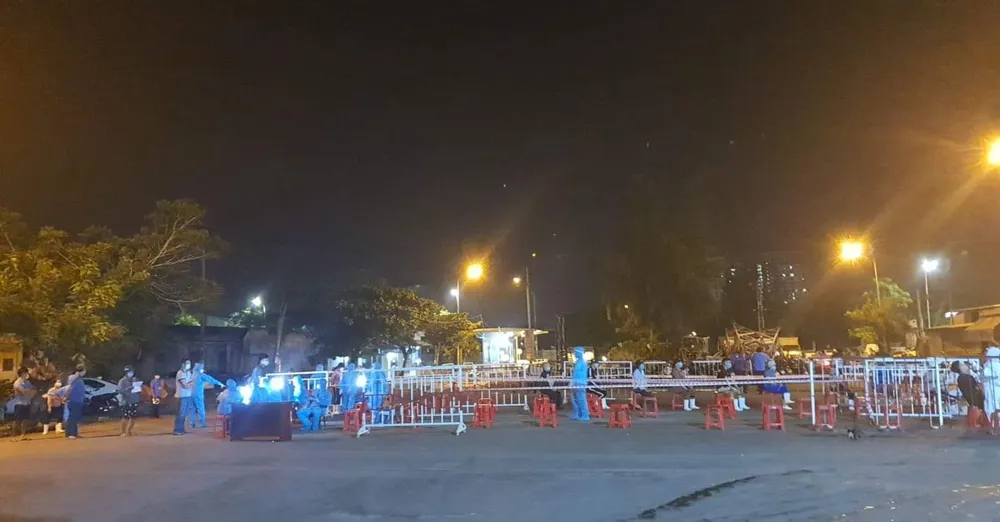 Xuyên đêm lấy mẫu xét nghiệm tại cảng cá lớn nhất miền Trung ảnh 9