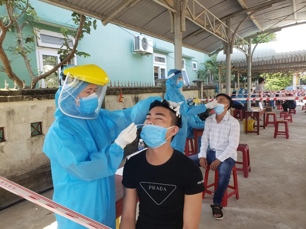 Lực lượng y tế xét nghiệm công nhân KCN Hòa Cầm (quận Cẩm Lệ, TP Đà Nẵng) vào sáng 16-5