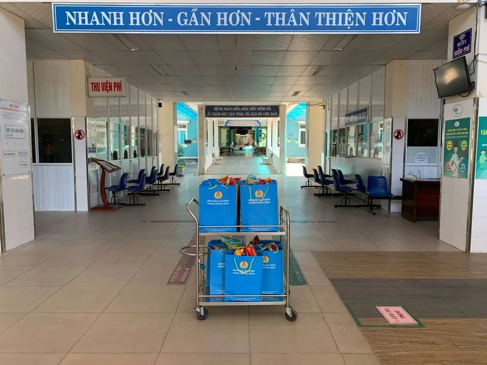 Tặng quà các cháu nhỏ mắc Covid-19 nhân ngày Quốc tế thiếu nhi ảnh 2