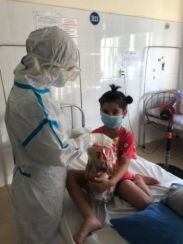 Tặng quà các cháu nhỏ mắc Covid-19 nhân ngày Quốc tế thiếu nhi ảnh 7