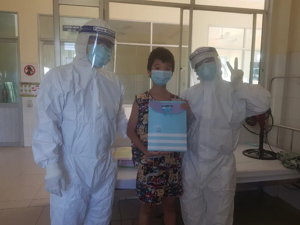 Tặng quà các cháu nhỏ mắc Covid-19 nhân ngày Quốc tế thiếu nhi ảnh 6