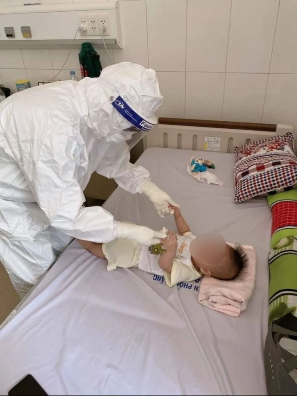 Tặng quà các cháu nhỏ mắc Covid-19 nhân ngày Quốc tế thiếu nhi ảnh 8