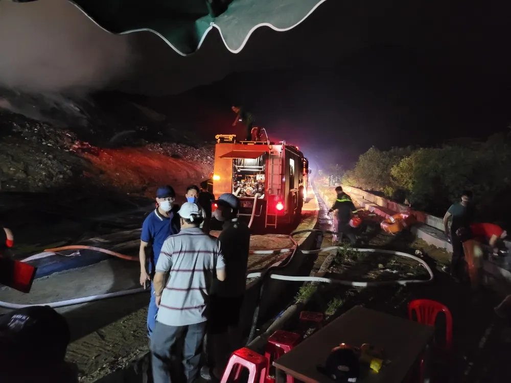 Đã xác định nguyên nhân gây cháy tại bãi rác Khánh Sơn ảnh 1