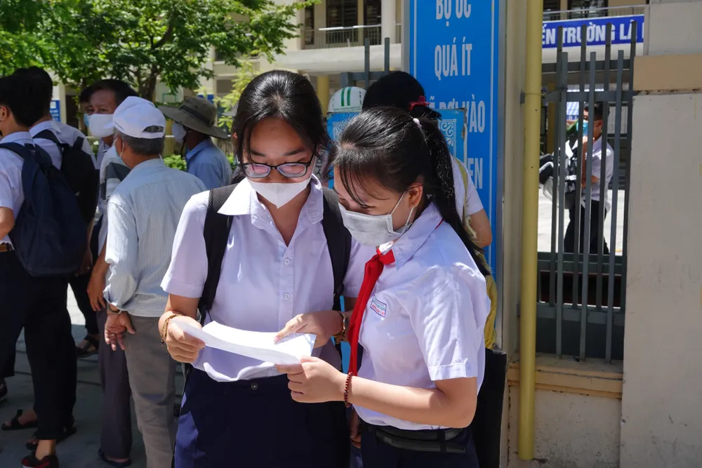 Các thí sinh thảo luận sau khi kết thúc môn thi đầu tiên