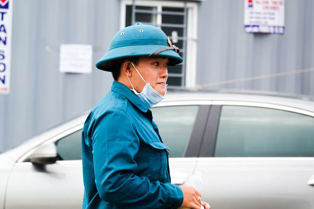 Đà Nẵng: Các thành viên kiểm soát dịch Covid-19 căng mình dưới thời tiết nắng nóng ảnh 11