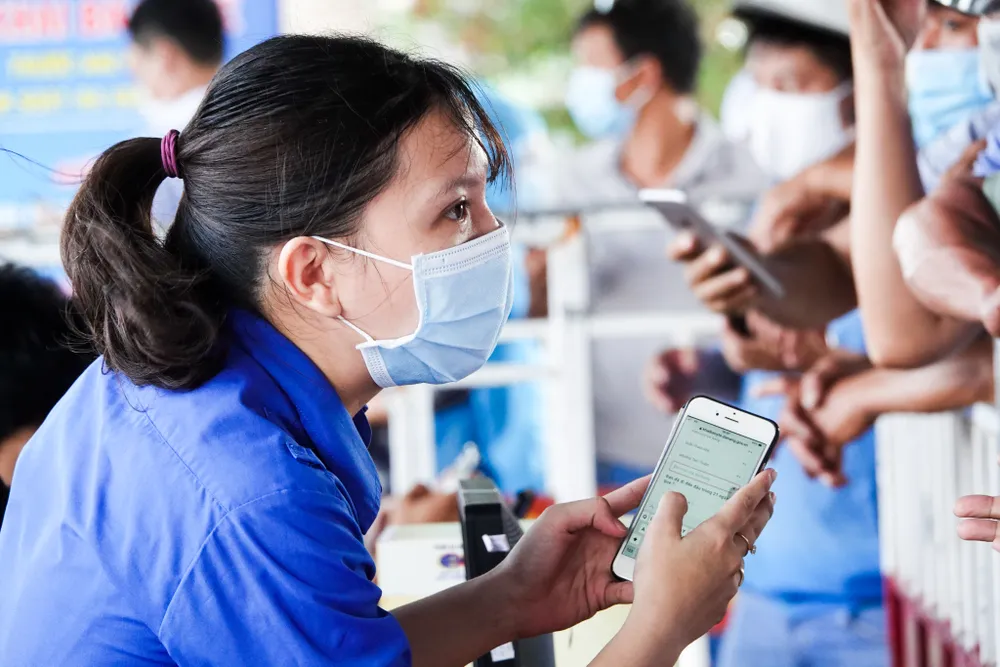 Đà Nẵng: Các thành viên kiểm soát dịch Covid-19 căng mình dưới thời tiết nắng nóng ảnh 8