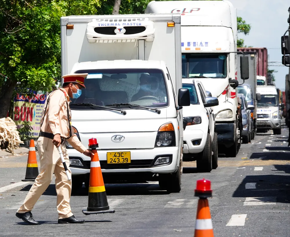 Đà Nẵng: Các thành viên kiểm soát dịch Covid-19 căng mình dưới thời tiết nắng nóng ảnh 2