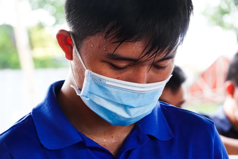 Đà Nẵng: Các thành viên kiểm soát dịch Covid-19 căng mình dưới thời tiết nắng nóng ảnh 10