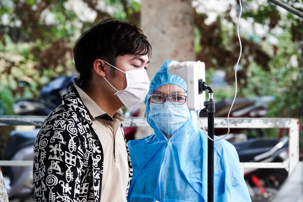 Đà Nẵng: Các thành viên kiểm soát dịch Covid-19 căng mình dưới thời tiết nắng nóng ảnh 6