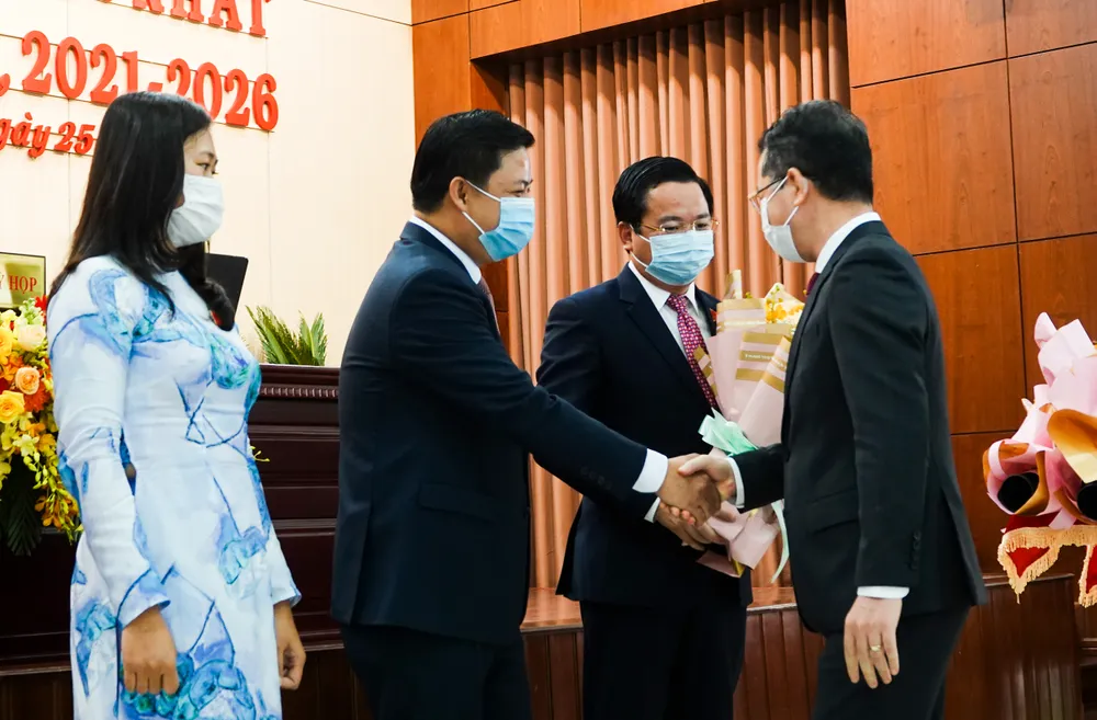 Ông Nguyễn Văn Quảng, Bí thư Thành ủy Đà Nẵng tặng hoa chúc mừng ông Lương Nguyễn Minh Triết, Chủ tịch HĐND TP cùng 2 Phó Chủ tịch HĐND TP Đà Nẵng