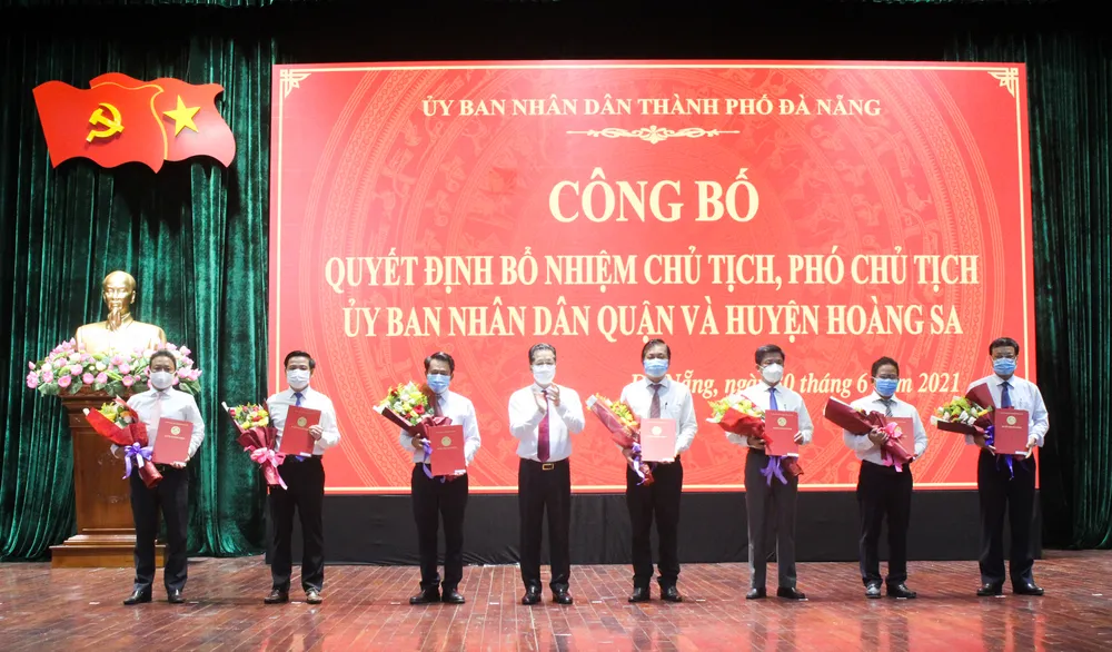 Ông Nguyễn Văn Quảng, Bí thư Thành ủy TP Đà Nẵng trao quyết định bổ nhiệm cho các Chủ tịch UBND quận và huyện đảo Hoàng Sa