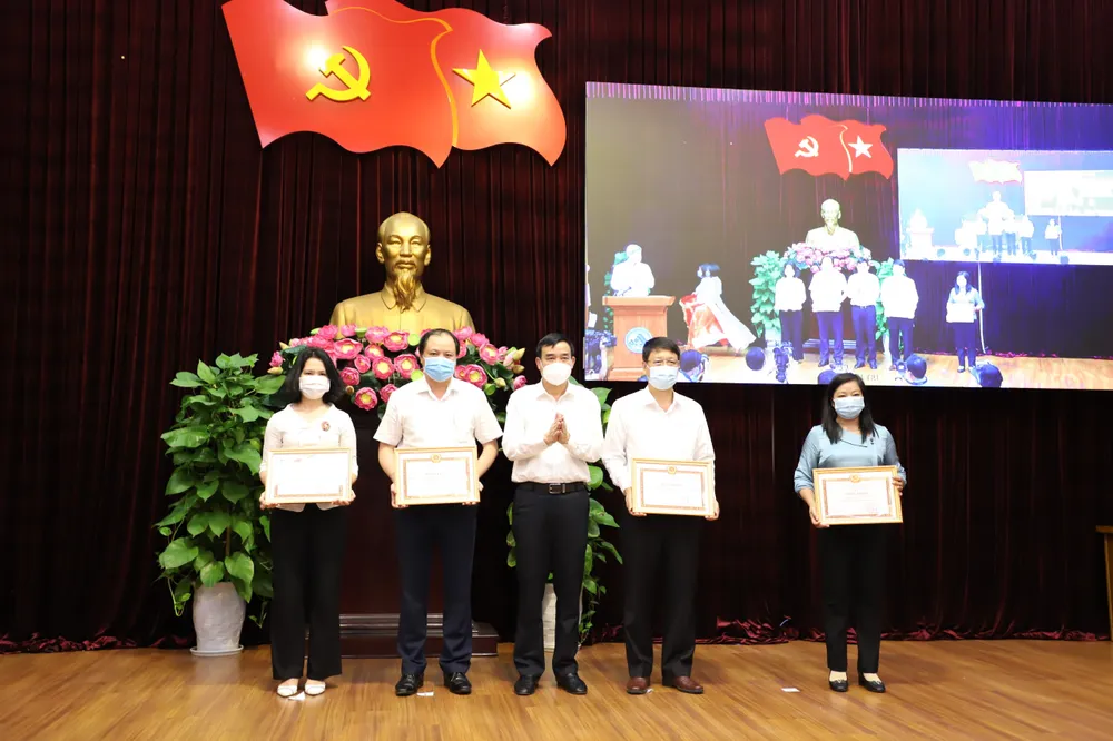 Ông Lê Trung Chinh, Phó Bí thư Thành ủy, Chủ tịch UBND TP Đà Nẵng trao bằng khen cho 4 tập thể lãnh đạo, quản lý hoàn thành xuất sắc nhiệm vụ năm 2020