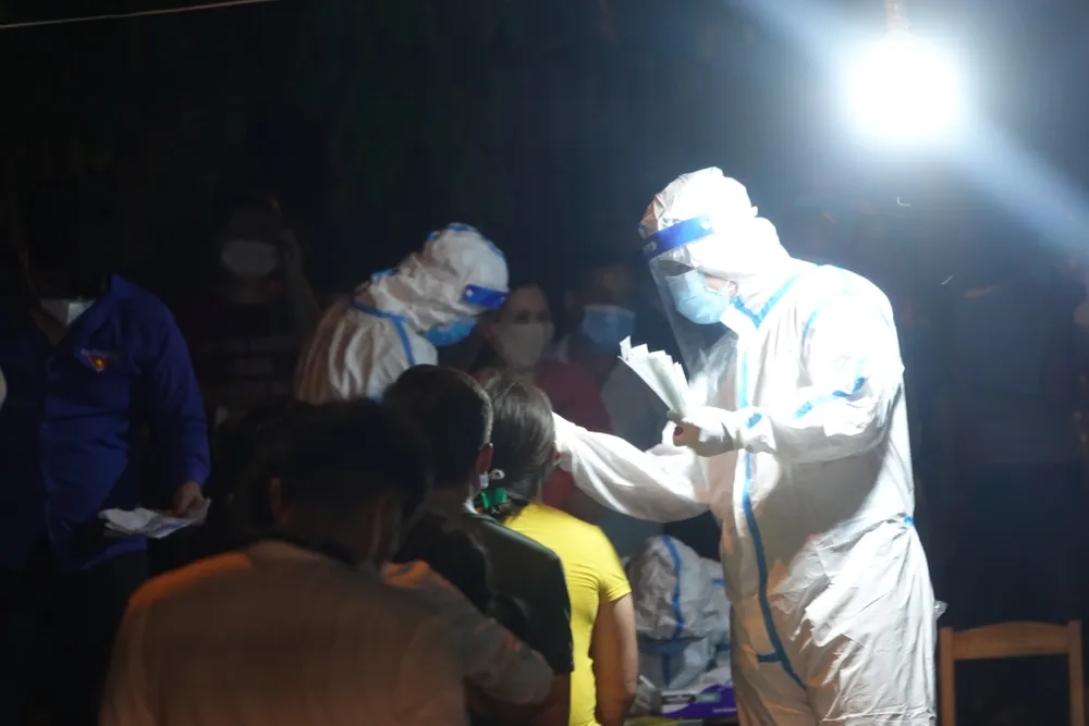 Lực lượng chức năng xét nghiệm SARS-CoV-2 tại đường Nguyễn Phước Nguyên (phường An Khê, quận Thanh Khê, TP Đà Nẵng) tối 16-7