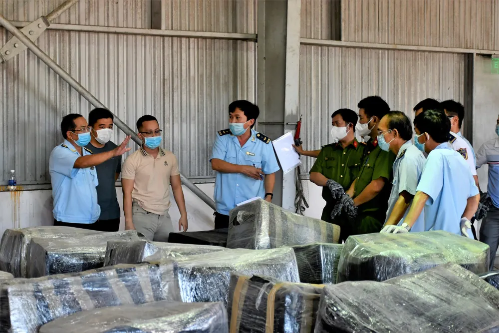 Đà Nẵng bắt giữ container chứa sừng tê giác và xương động vật từ Nam Phi ảnh 1