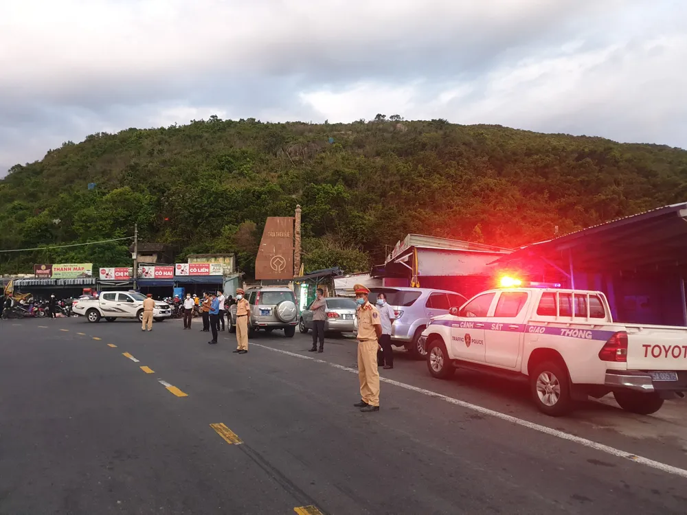 Công an Đà Nẵng xuyên đêm dẫn đường, hỗ trợ người dân đi xe máy về từ TPHCM qua đèo Hải Vân ảnh 3