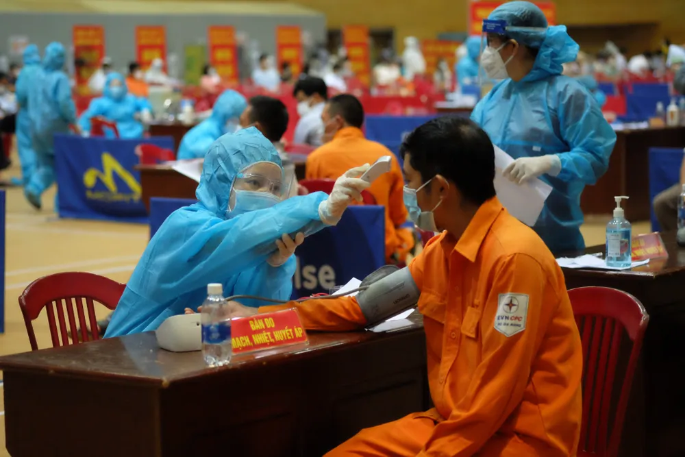 Triển khai tiêm vaccine theo từng đối tượng được ưu tiên