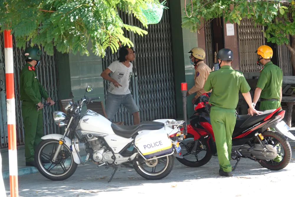 Công an Đà Nẵng lập 200 tổ tuần tra lưu động trong 7 ngày "ai ở đâu ở đó" ảnh 7