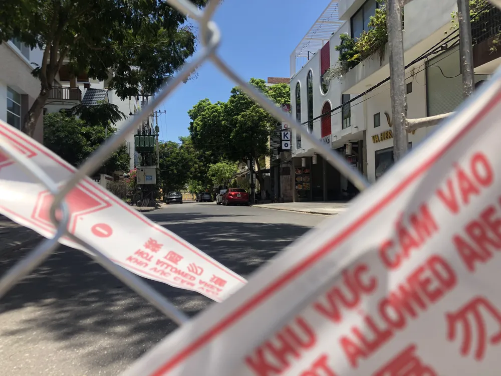 Đường phố Đà Nẵng trong ngày đầu thực hiện “ai ở đâu ở yên đó“ ảnh 9