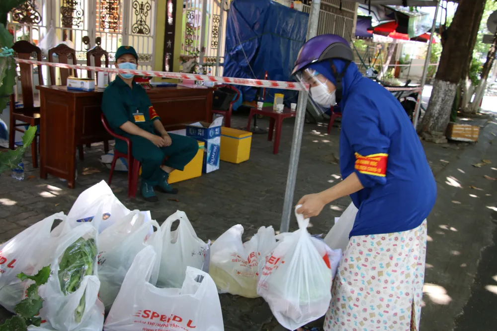 Đà Nẵng: Gần 800 “shipper xanh” tất bật vận chuyển nhu yếu phẩm cho người dân ảnh 6