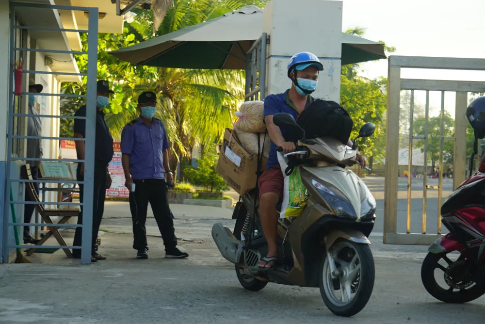 Thêm 10 ngày "ai ở đâu thì ở đó": Người Đà Nẵng tay xách nách mang đổi ca làm việc ảnh 2