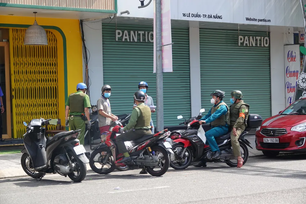 Thêm 10 ngày "ai ở đâu thì ở đó": Người Đà Nẵng tay xách nách mang đổi ca làm việc ảnh 8