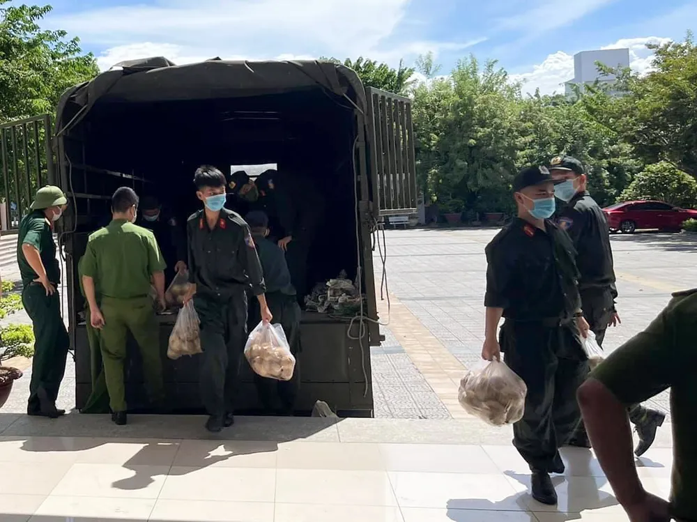 Công an Đà Nẵng mở 30 container phục vụ hàng thiết yếu giá rẻ cho người dân ảnh 1