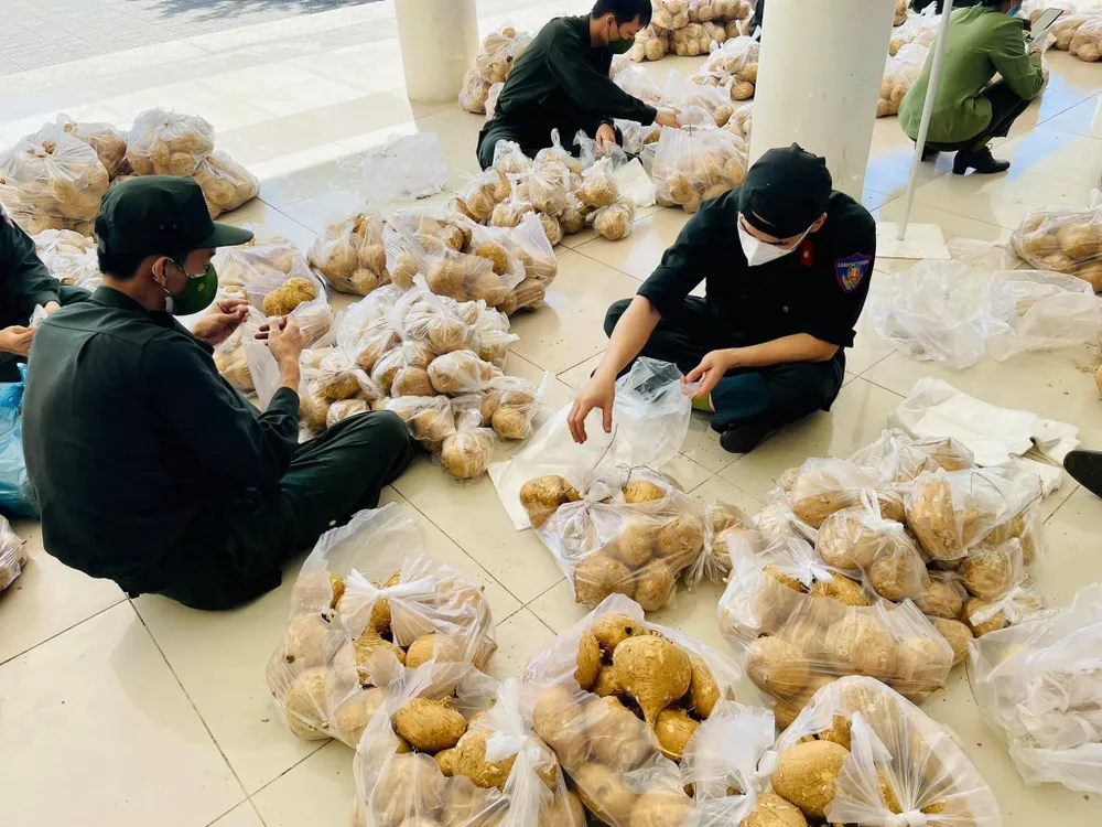 Công an Đà Nẵng mở 30 container phục vụ hàng thiết yếu giá rẻ cho người dân ảnh 4