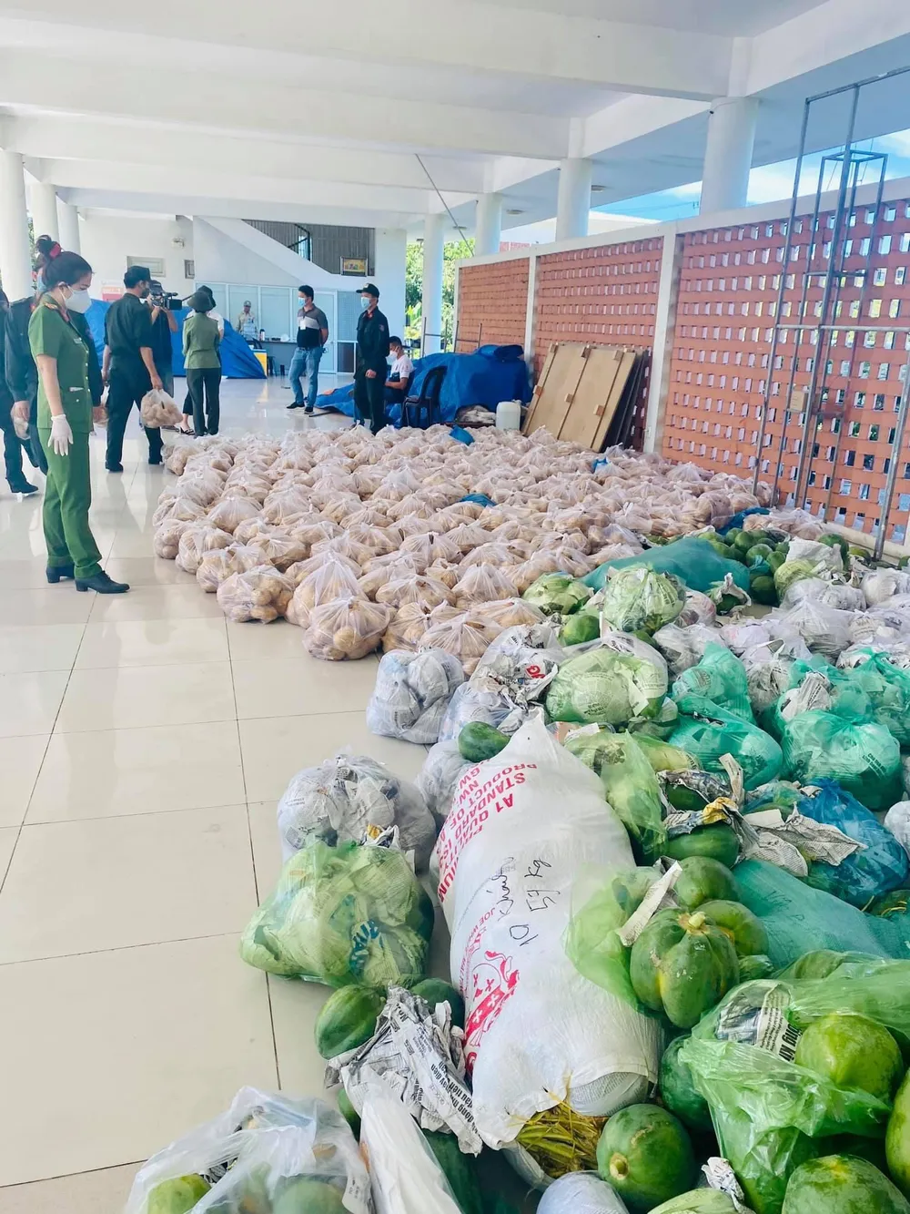 Công an Đà Nẵng mở 30 container phục vụ hàng thiết yếu giá rẻ cho người dân ảnh 6