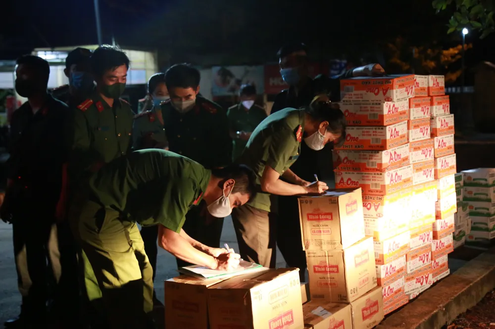 Công an Đà Nẵng mở 30 container phục vụ hàng thiết yếu giá rẻ cho người dân ảnh 9