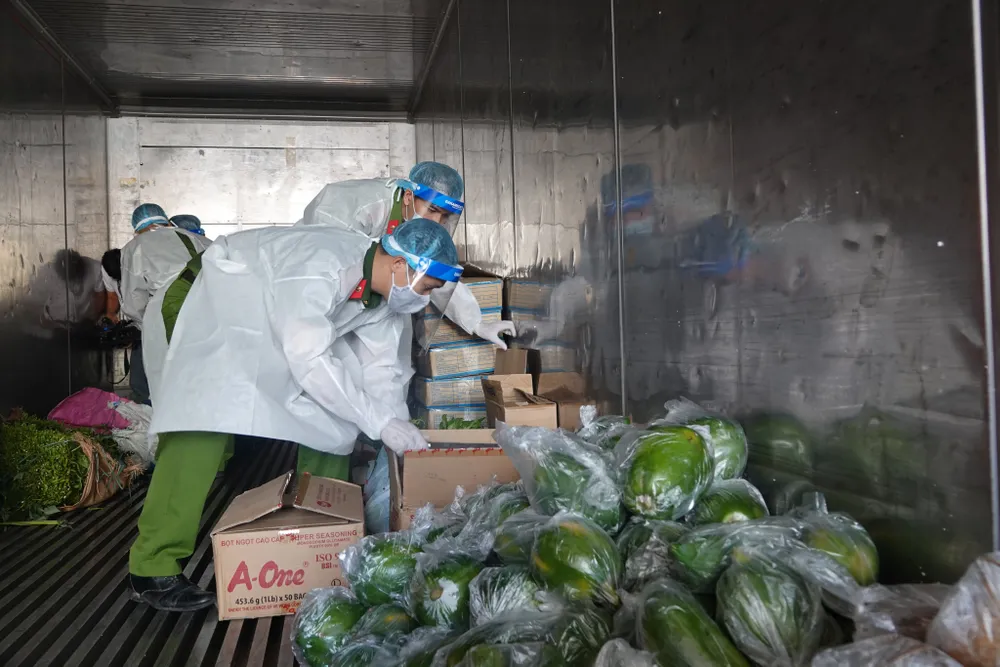 Công an Đà Nẵng mở 30 container phục vụ hàng thiết yếu giá rẻ cho người dân ảnh 14